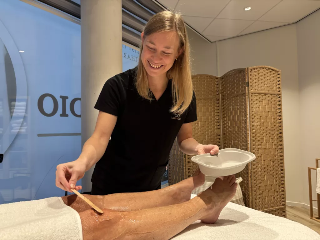 Gel aanbrengen voor laserontharing benen